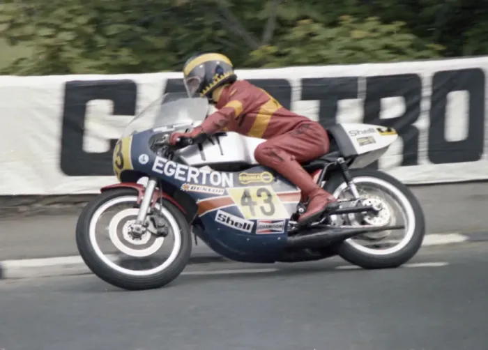 Framed Print : Brian Peters (Yamaha) 1976 Senior TT Framed Print : Brian Peters (Yamaha) 1976 Senior TT