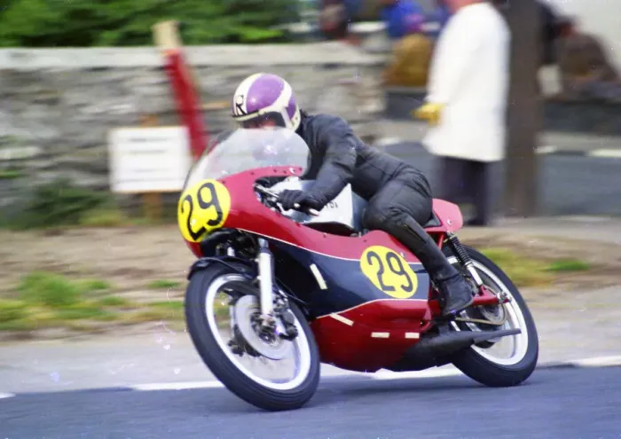 Framed Print : Brian Robinson (Yamaha) 1976 Senior Manx Grand Prix Framed Print : Brian Robinson (Yamaha) 1976 Senior Manx Grand Prix