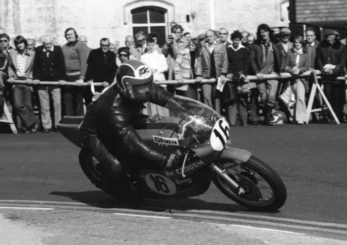 Framed Print : Brian Robinson (Yamaha) 1977 Senior Manx Grand Prix Framed Print : Brian Robinson (Yamaha) 1977 Senior Manx Grand Prix