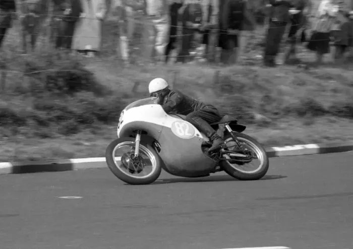 Framed Print : Brian Warburton (Norton) 1963 Junior Manx Grand Prix
