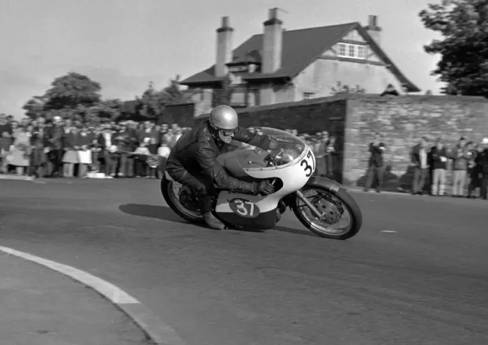 Framed Print : Brian Warburton (Yamaha) 1965 Southern 100 Framed Print : Brian Warburton (Yamaha) 1965 Southern 100