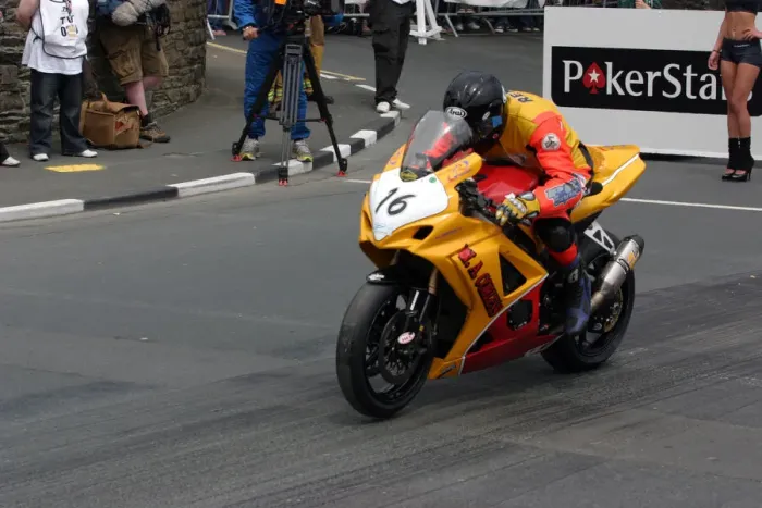 Framed Print : Carl Rennie (Suzuki) 2009 Superbike TT