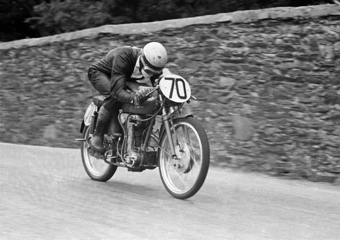 Framed Print : Cecil Sandford (MV) on Braddan Straight: 1952 Ultra Lightweight TT Framed Print : Cecil Sandford (MV) on Braddan Straight: 1952 Ultra Lightweight TT