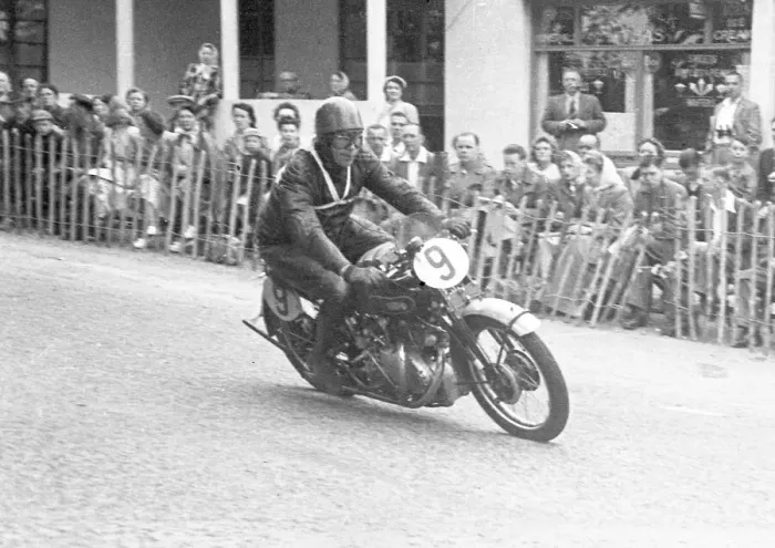 Framed Print : Charlie Howkins (Vincent) 1950 1000 Clubman TT Framed Print : Charlie Howkins (Vincent) 1950 1000 Clubman TT