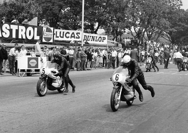 Chas Mortimer (Broad Yamaha, 5) and Malcolm Uphill (Padgett Yamaha) 1971 Junior TT