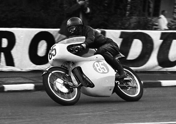 Chas Mortimer (Greeves) 1966 Lightweight Manx Grand Prix