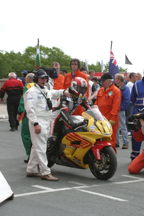 Framed Print : Chris Heath (Honda) 2005 Senior TT