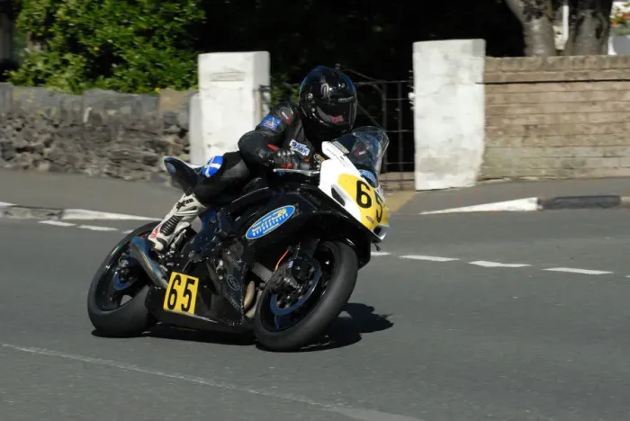 Framed Print : Chris Sammons (Suzuki) 2010 Senior Manx Grand Prix