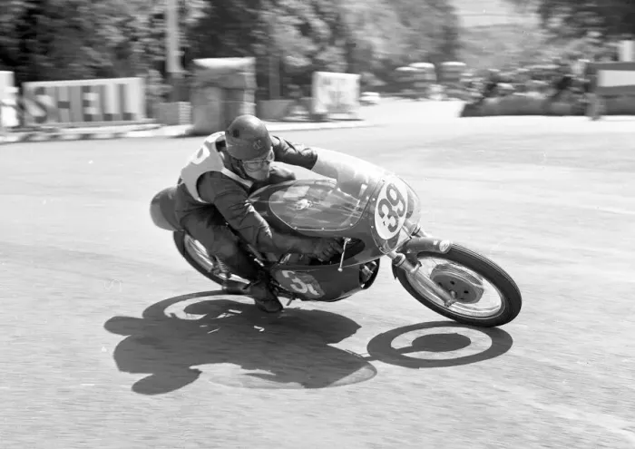 Framed Print : Chris Vincent (Aermacchi) 1964 Lightweight TT Framed Print : Chris Vincent (Aermacchi) 1964 Lightweight TT