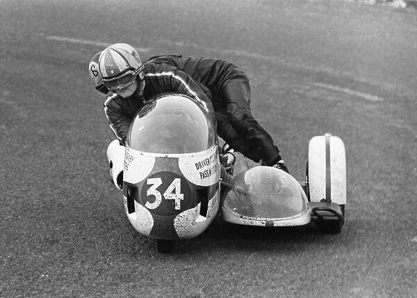 Colin Hornby  /  Mike Griffiths (BMW) 1971 500 Sidecar TT