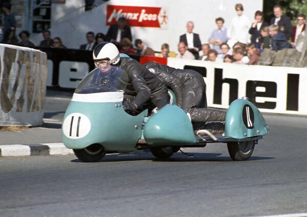 Bill Cooper & D B Argent (WEC) 1968 500 Sidecar TT