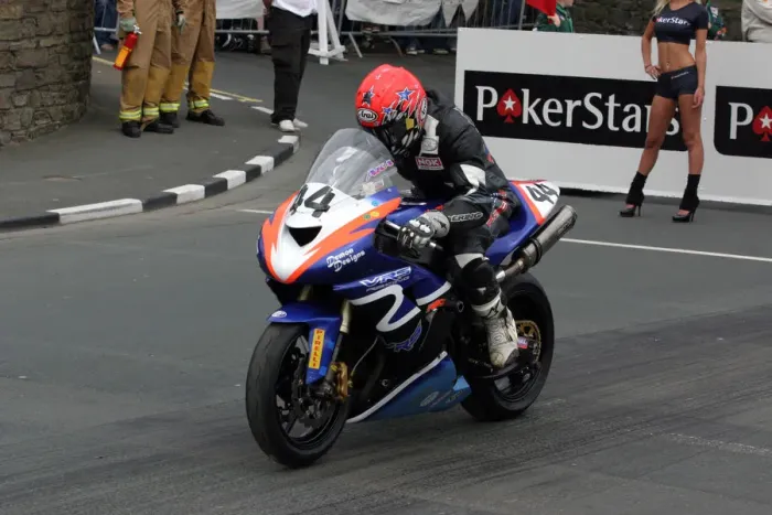 Framed Print : Craig Atkinson (Kawasaki) 2009 Superbike TT Framed Print : Craig Atkinson (Kawasaki) 2009 Superbike TT