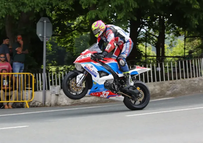 Framed Print : Craig Neve (BMW) 2018 Superbike TT Framed Print : Craig Neve (BMW) 2018 Superbike TT