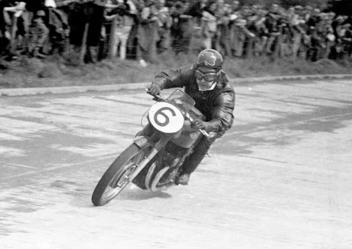 Framed Print : Cromie McCandless (Gilera) 1952 Senior Ulster Grand Prix