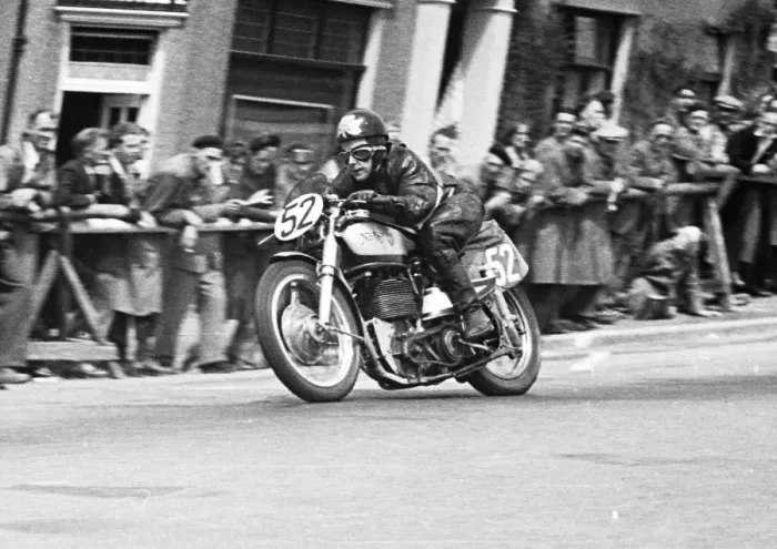 Framed Print : Cromie McCandless (Norton) 1950 Senior TT Framed Print : Cromie McCandless (Norton) 1950 Senior TT
