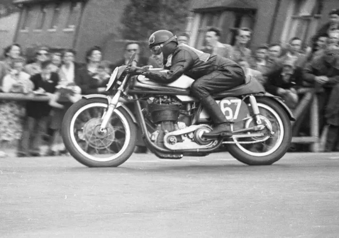 Framed Print : Cromie McCandless (Norton) 1952 Senior TT Framed Print : Cromie McCandless (Norton) 1952 Senior TT