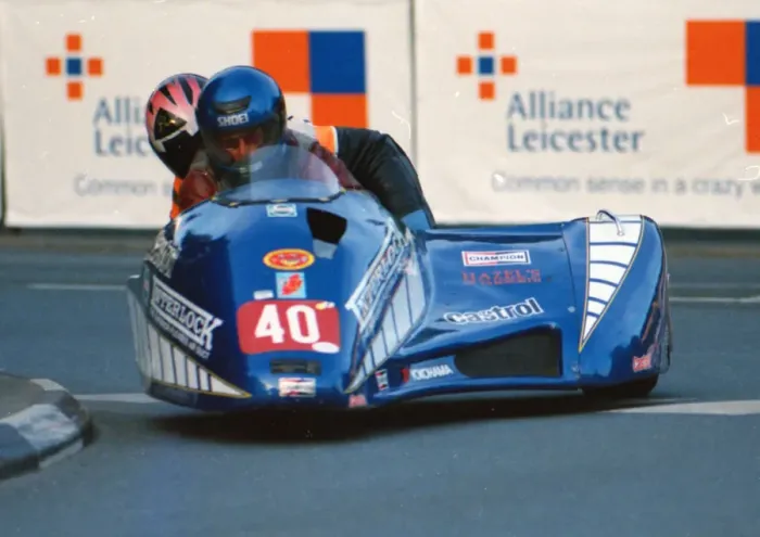 Framed Print : Bill Currie & Dickie Gale (Windle Yamaha) 2000 Sidecar TT