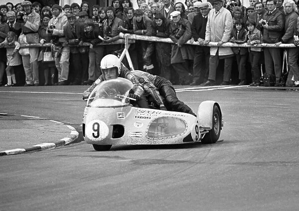 Bill Currie & Kenny Arthur (Weslake) 1975 1000cc Sidecar TT
