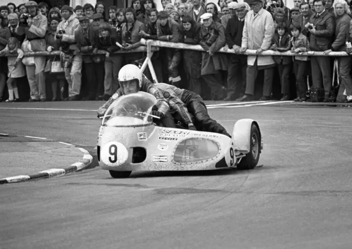 Framed Print : Bill Currie & Kenny Arthur (Weslake) 1975 1000cc Sidecar TT Framed Print : Bill Currie & Kenny Arthur (Weslake) 1975 1000cc Sidecar TT