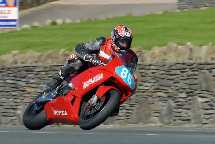 Framed Print : Darwyn Young (Honda) 2007 Junior Manx Grand Prix