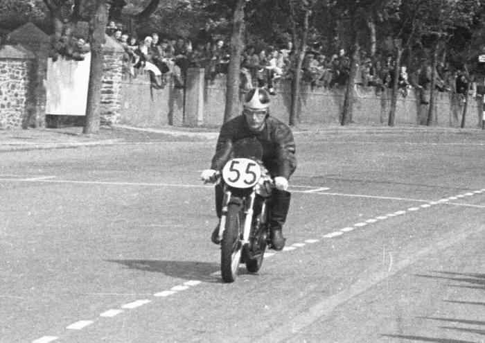 Framed Print : Dave Bennett (Norton) 1951 Senior Manx Grand Prix Framed Print : Dave Bennett (Norton) 1951 Senior Manx Grand Prix