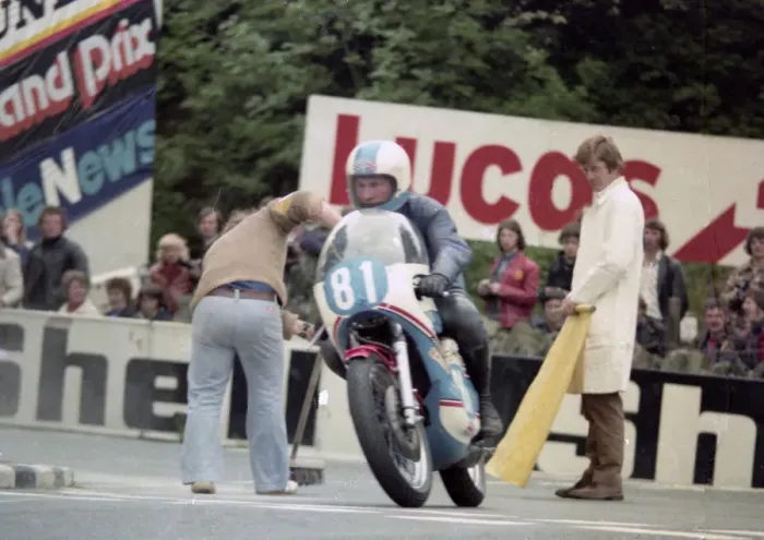 Framed Print : Dave Danks (Capper Yamaha) 1975 Junior TT Framed Print : Dave Danks (Capper Yamaha) 1975 Junior TT