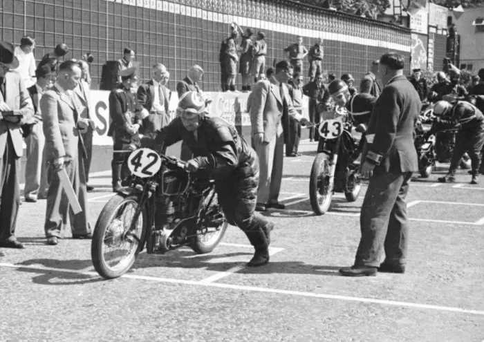 Framed Print : Dave Davis (Velocette) 1950 Junior TT Framed Print : Dave Davis (Velocette) 1950 Junior TT