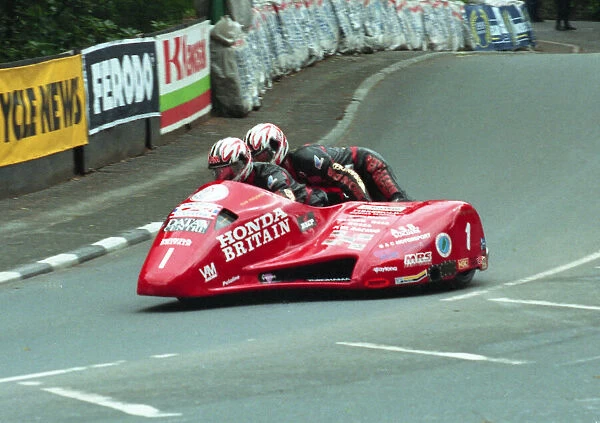 Dave Molyneux & Doug Jewell (Bullock DMR Honda) 1998 Sidecar TT