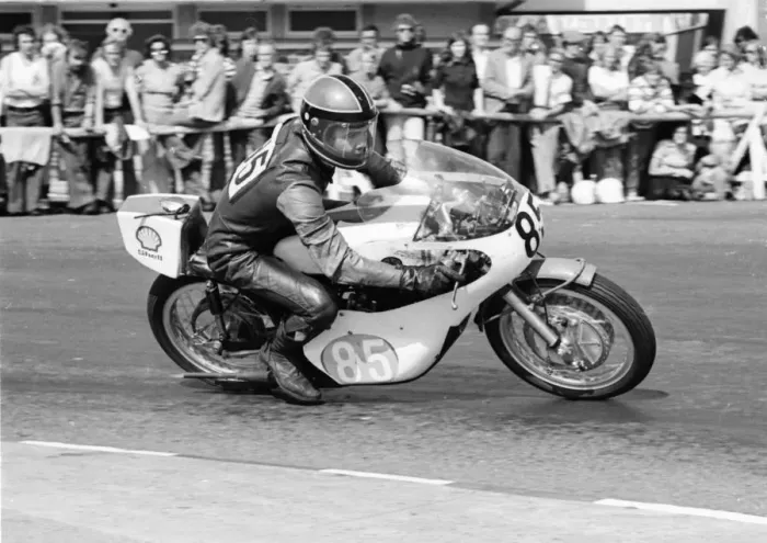 Framed Print : Dave Oliver (Yamaha) 1975 Junior Manx Grand Prix