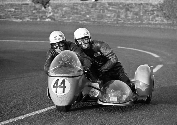 Dave Saville & Andrew Lord (Sabre Norton) 1975 750 Sidecar TT
