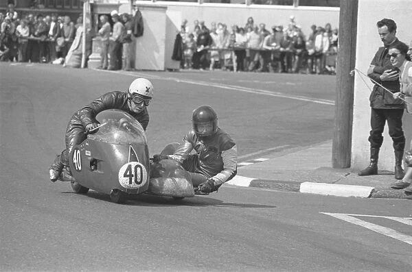 Dave Saville & Hugh Sanderson (Norton) 1974 500cc Sidecar TT
