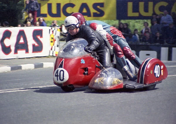 Dave Saville & Hugh Sanderson (Norton) 1974 500 Sidecar TT