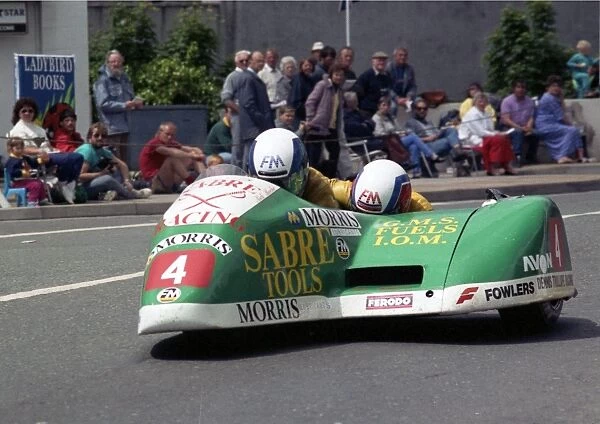 Dave Saville & Nick Roche (Sabre Yamaha) 1990 Sidecar TT