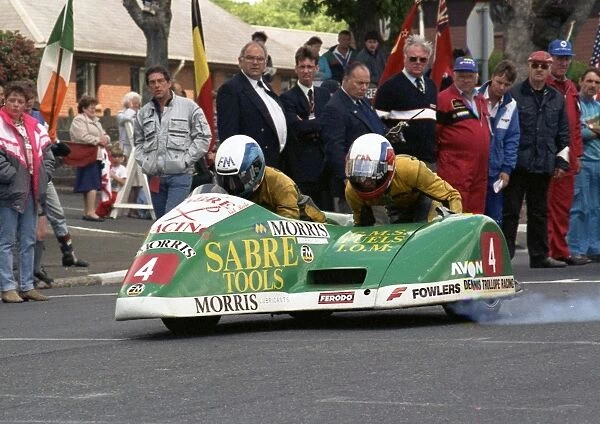 Dave Saville & Nick Roche (Sabre Yamaha) 1990 Sidecar TT