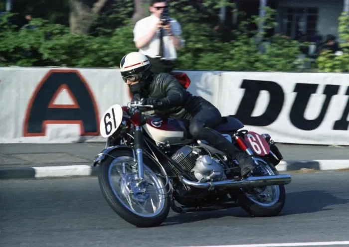 Framed Print : Dave Simmonds (Kawasaki) 1967 Production 250cc TT Framed Print : Dave Simmonds (Kawasaki) 1967 Production 250cc TT