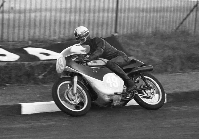 Framed Print : Dave Simmonds (Norton Honda) 1966 Junior TT Framed Print : Dave Simmonds (Norton Honda) 1966 Junior TT