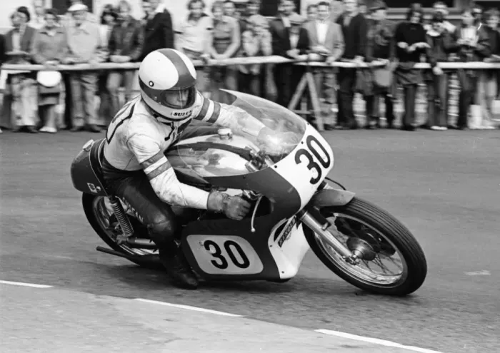 Framed Print : David Endean (Suzuki) 1975 Senior Manx Grand Prix Framed Print : David Endean (Suzuki) 1975 Senior Manx Grand Prix