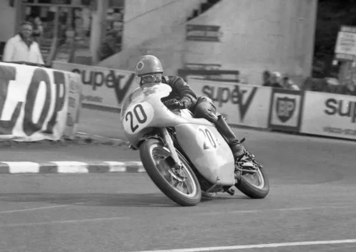 Framed Print : David Foulkes (Norton) 1966 Senior Manx Grand Prix Framed Print : David Foulkes (Norton) 1966 Senior Manx Grand Prix