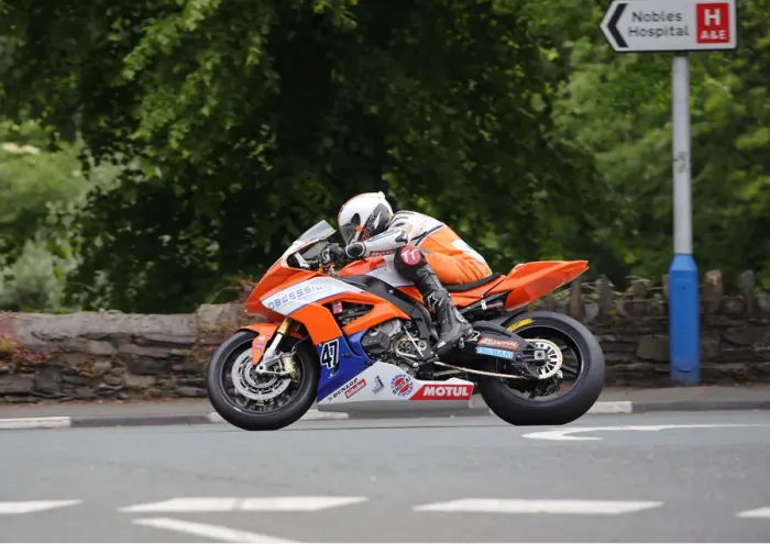 Framed Print : David Hewison (BMW) 2019 Superbike TT