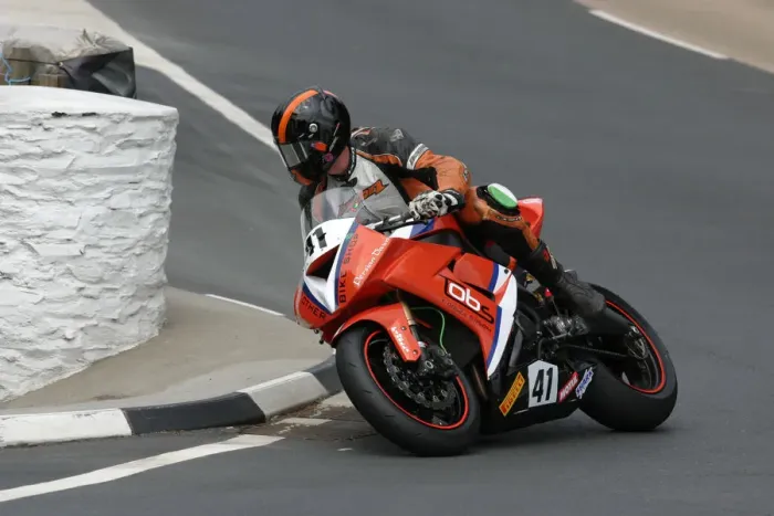 Framed Print : David Hewson (Kawasaki) 2009 Superbike TT