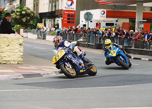 David Paredes (Suzuki) and Nigel Beattie (Yamaha) 2004 Senior TT