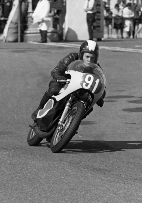 Framed Print : Bill Day (Yamaha spl) 1973 Lightweight Manx Grand Prix