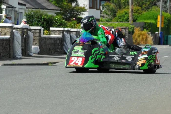 Framed Print : Debbie Barron & Karl Schofield (Ireson Kawasaki) 2014 Southern 100 Framed Print : Debbie Barron & Karl Schofield (Ireson Kawasaki) 2014 Southern 100