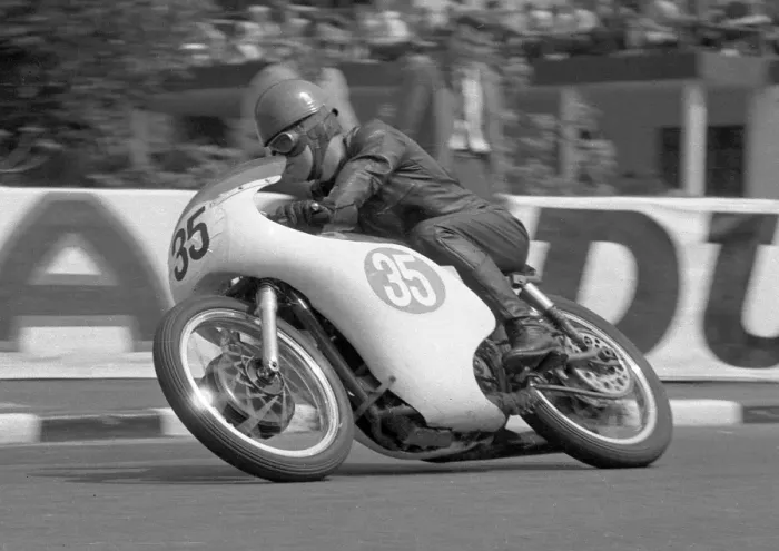 Framed Print : Denis Gallagher at Quarter Bridge: 1962 Lightweight TT Framed Print : Denis Gallagher at Quarter Bridge: 1962 Lightweight TT