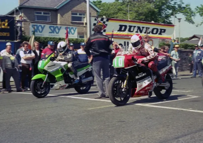 Framed Print : Dennis Ireland (Kawasaki) & Phil Mellor (Suzuki) 1987 Production B TT
