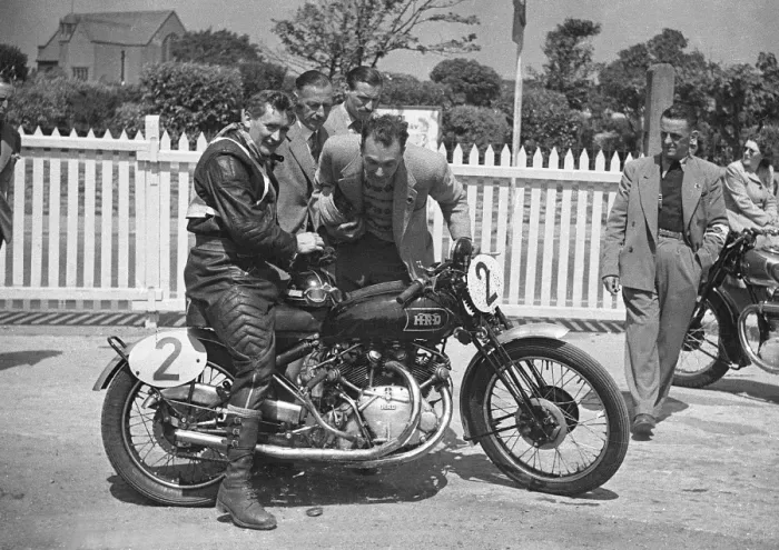 Framed Print : Dennis Lashmar (Vincent) 1949 1000cc Clubman TT