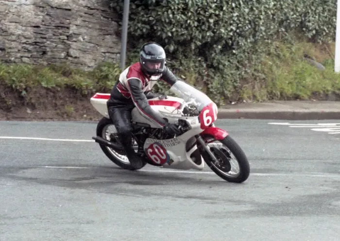 Framed Print : Dennis Mitchell (Yamaha) 1985 Newcomers Manx Grand Prix