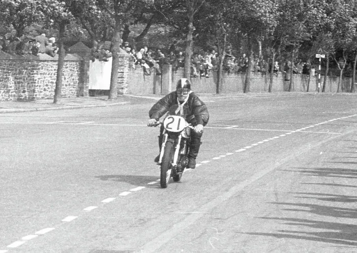 Framed Print : Dennis Parkinson Norton 1951 Senior Manx Grand Prix Framed Print : Dennis Parkinson Norton 1951 Senior Manx Grand Prix