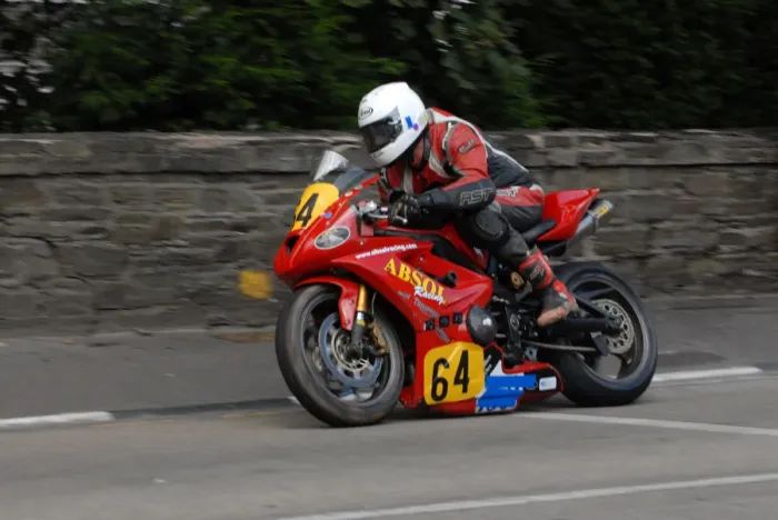 Framed Print : Derek Sheils (Triumph) 2009 Senior Manx Grand Prix