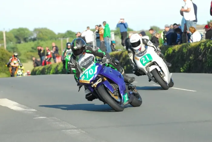 Framed Print : Derran Slous (Kawasaki) and Tom Snow (Honda) 2015 Southern 100 Framed Print : Derran Slous (Kawasaki) and Tom Snow (Honda) 2015 Southern 100
